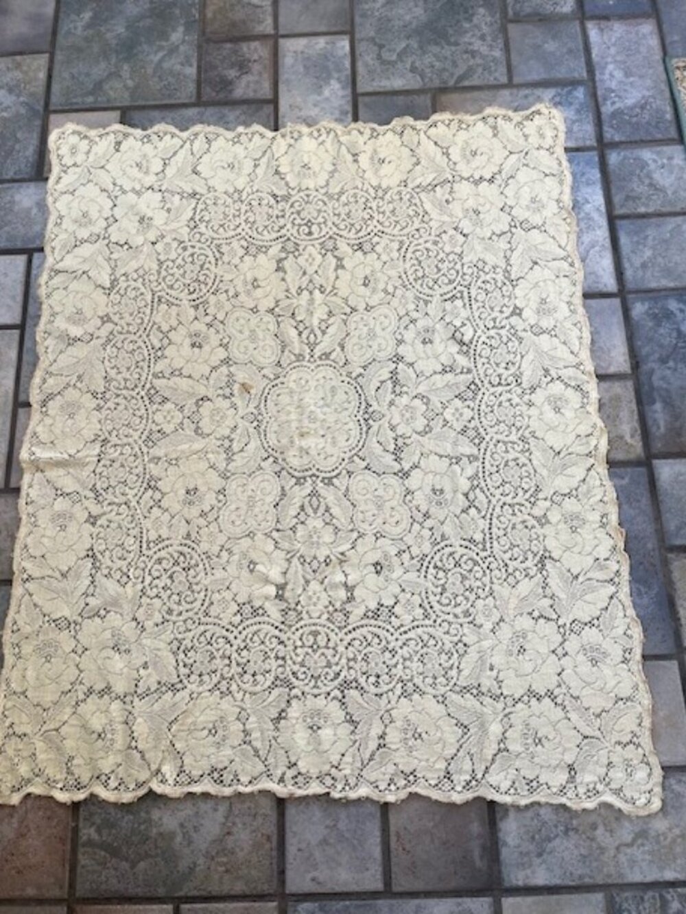 Quaker Lace Tablecloth Vintage Ecru 40x49"
